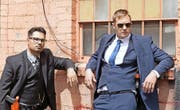 Good Cops? Nein, bad Cops: Terry Monroe (Alexander Skarsgård, rechts) und Bob Bolaño (Michael Peña). (Bild: Praesens-Film/PD)