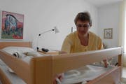 Die stellvertretende Abteilungsleiterin Regula Schicker im Pflegezentrum Baar. Dort gibt es ab 2009 18 Pflegebetten mehr. (Bild Patrik Pauli/Neue LZ)