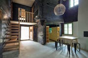 Die Stüssihofstatt in Unterschächen. Blick in den Wohnraum mit der Küche (hinten rechts). (Bild: PD)