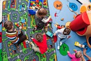 Mädchen und Buben sollen früh gefördert werden - wie hier in einer Kinderkrippe. (Bild Roger Grütter)
