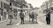 Im Städtli Sempach wird 1942 ein Muni gewogen. (Bild Kaspar Faden)