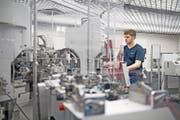 Maschinentester bei der Arbeit: ein Blick in das Innere des Dierikoner Unternehmens Komax. (Bild: Corinne Glanzmann (26. Januar 2017))