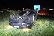Das korrekt entgegenkommende Fahrzeug fuhr eine Böschung hinunter und landete auf dem Dach. (Bild: Zuger Polizei)