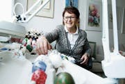 Hedy Huwiler inmitten ihrer Kunstwerke. (Bild: Stefan Kaiser (Baar, 2. März 2018))