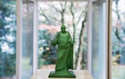 Mit leeren Händen kehrt der Künstler Urs Lüthi nach Kriens zurück: «Selbstporträt (A mani vuoti)», 2009. (Bild: Martin Stollenwerk, Zürich/PD)