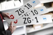 Das Zuger Strassenverkehrsamt versteigert tiefe Nummernschildern. (Bild: Stefan Kaiser (Zug, 12. Februar 2018))