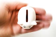 Sparschwein auf einer Hand. (Bild: Imago)