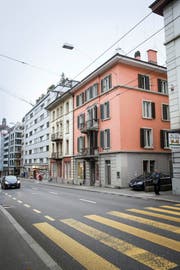 Das Hostel Lion Lodge will die beiden Häuser an der Zürichstrasse (Bildmitte) abreissen und durch einen Neubau ersetzen. Bild: Manuela Jans-Koch (Luzern, 25. November 2016)