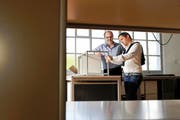 Auch ohne Leim und Schrauben stabil: Hans-Melk Reinhard (links), Mitglied der Geschäftsleitung der Reinhard AG, und Pascal Bühler vom Verkauf Schweiz begutachten eines ihrer Designmöbel. (Bild: Corinne Glanzmann / Neue LZ)