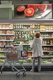 Die Coop-Filialen – im Bild Coop Südpark in Basel – lockten 2015 mehr Kunden an trotz zunehmendem Einkaufstourismus. (Bild: Keystone/Christian Beutler)