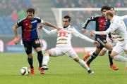 Basels Matias Emilio Delgado, links, im Kampf mit Dario Lezcano. (Bild: Keystone / Georgios Kefalas))