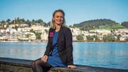 Christa Niederberger am Inseli; Hotels wie jene im Hintergrund waren Thema ihrer Arbeit. (Bild: Roger Grütter (Luzern, 21. September 2017))