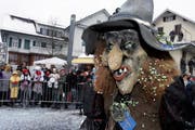 Eine der vielen Masken am Umzug in Steinhausen. (Bild Werner Schelbert/Neue ZZ)
