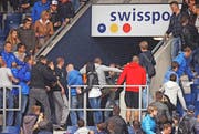 Aufruhr im Sektor D1, nachdem Zürcher Anhänger über den Zaun gestiegen sind und auf einen Luzerner eingeprügelt haben. (Bild: Philipp Schmidli)
