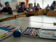 Lehrerinnen und Lehrer sollen den Lohn erhalten, der den Anforderungen ihres Berufes entspricht. Das verlangt der Dachverband Lehrerinnen und Lehrer Schweiz. (Bild: Keystone/PETER SCHNEIDER)