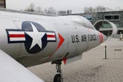 Kampfjet im Verkehrshaus Luzern für die neue Sonderausstellung «Die Schweiz fliegt!», die Ende März beginnt. (Bild: Lucien Rahm (Luzern, 26. Januar 2018))