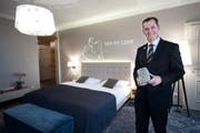Hoteldirektor Clemens Hunziker in einem Zimmer des Hotel Schweizerhof (Archivbild Boris Bürgisser)