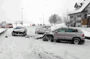 In den Unfall waren drei Autos verwickelt. (Bild: Luzerner Polizei)