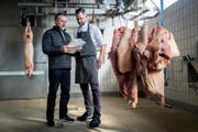 Markus Roten (links): unterwegs für die Zukunft der Schweizer Metzger. (Bild: Boris Bürgisser (Rothenburg, 14. März 2018))