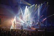 Die Lichteffekte begeistern beim Konzert der Simple Minds im KKL. (Bild: Roger Grütter (Luzern, 19. April 2017))