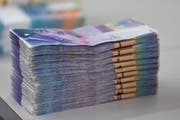 1000er-Noten aufgeschichtet in einer Bank. (Symbolbild Keystone)