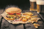 Der Hamburger macht sich auch in vornehmer Umgebung gut. (Bild: Getty)