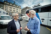 Die Metro-Initianten Marcel Sigrist (links) und Hans-Niklaus Müller am Schwanenplatz. (Bild: Pius Amrein / Neue LZ)