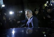 epa06342436 Liviu Dragnea (C) the president of the Romanian Parliament's Deputee Chamber and the leader of the main ruling party PSD (Social Democracy Party) leaves the National Anti-Corruption Bureau (DNA) headquarters in Bucharest, Romania, 21 November 2017. Dragnea is accused by DNA investigators of tax evasion and embezzlement of public funds. PSD party leader was informed by the anti-corruption prosecutors that his goods and assets were seized for the purpose of recovering the 27,399,490 euros damage if the allegations will be proved. Liviu Dragnea makes no statements. EPA/ROBERT GHEMENT (Bild: Robert Ghement / Keystone / EPA (Bukarest, 21. November 2017))