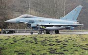 epa03658038 An Eurofighter aircraft sits on the runway after landing at a German Airforce airfield in Wittmund, Germany, 11 April 2013. The Eurofighter is to replace the old Phantom aircraft that have to be phased out after 40 years of service. EPA/HANS-CHRISTIAN WOESTE (Bild: HANS-CHRISTIAN WOESTE (EPA))