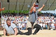 Erich Fankhauser aus Hasle (rechts) triumphiert im Schlussgang gegen den Roggliswiler Philipp Scheidegger. (Bild Philipp Schmidli)