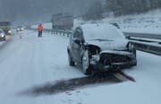 Das stark beschädigte Unfallauto auf der Autobahn A4. (Bild Kantonspolizei Schwyz)
