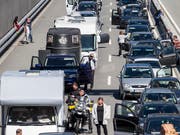 Geduld ist gefragt: Reisende in Richtung Süden stehen vor dem Gotthardtunnel im Stau. (Bild: KEYSTONE/ALEXANDRA WEY)
