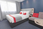 Die Hotelzimmer wurden umgestaltet und die Möbel ersetzt. (Bild: PD)