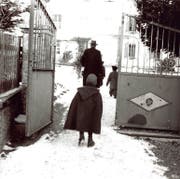 Auch Kinder von Fahrenden, vor allem Jenischen, wurden von den Behörden ihrer Familien entzogen. Im Bild zu sehen sind «Kinder der Landstrasse» auf einer Aufnahme von Hans Staub aus dem Jahre 1953. (Bild: Keystone/Fotostiftung Schweiz/Hans Staub)