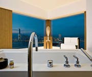 Blick aus einem Zimmer des «Upper House» auf Hongkong. Das Fünfsternehotel gehört laut «Bilanz»-Ranking zu den drei weltbesten Stadthotels. (Bild: PD)