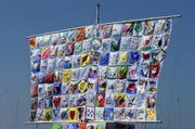 Viele Fahnen wehen auf dem «Ship of Tolerance». (Bild Werner Schelbert)