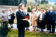 Pfarrer Egon Schmitt (ganz rechts) mit Besuchern aus Bocholt bei der Einweihung des Kreuzes im Mai 1984. Pfarrer Heinrich Westhoff hält die Ansprache. (Bild: PD/Pfarrei St. Georg, Bocholt)