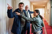 Reto Flückiger (Stefan Gubser, links) muss von seiner Kollegin Liz Ritschard (Delia Mayer) und von Regierungsrat Mattman (Jean-Pierre Cornu) zurückgehalten werden. (Bild: SRF / Daniel Winkler)