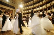 Tänzer am traditionellen Opernball in Wien. (Symbolbild) (Bild: AP Photo/Herwig Prammer, Pool)