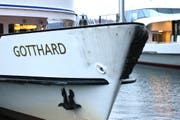 Die MS Gotthard mit halber Galionsfigur am Tag danach am Kursschiffhafen in Luzern. (Bild: Lucien Rahm (Luzern, 13. November 2017))