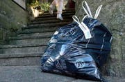 Real Sperrgutmarke der Region Luzern aufgeklebt auf einen neutralen schwarzen Kehrichtsack. (Bild: Nadia Schärli / Neue LZ)