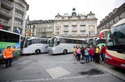 Am Schwanenplatz sollen Cars während den Sommermonaten zwischen 17 und 20 Uhr Touristen nur noch zum Aussteigen anhalten. (Bild: Manuela Jans / Neue LZ)