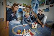 Sie halten zusammen: Barbara Camenzind (links), Laurin (7), Till (10) und Zora (12) . (Bild: Pius Amrein / Neue ZZ)