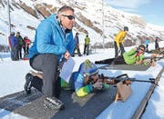 Ex-Profi Matthias Simmen auf der Biathlonanlage in Realp. Die Infrastruktur im Urserntal eignet sich bestens für Biathlonwettkämpfe. (Bild Sven Aregger)