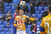 Kopfballduell zwischen Luzerns Silvan Sidler (vorne) und Basels Mohamed Elyounoussi. (Bild: Andy Müller / Freshfocus (Basel, 27. Januar 2018))
