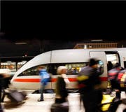 Rund 5,5 Millionen Kunden befördert die Deutsche Bahn am Tag. Im Fokus von El Kaida stehen Schnellzüge wie der ICE im Bild. (Bild: AP/Mario Vedder)