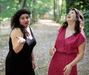 Die deutsch-türkische Komponistin und Pianistin Sinem Altan (rechts) tritt mit Sängerin Begüm Tüzemen im Neubad Luzern auf. (Bild: PD)