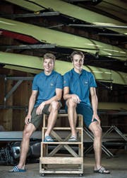 Andri Struzina (links) und Matthias Fernandez im Bootshaus des Stützpunkts in Sarnen. (Bild: Pius Amrein (13. Juli 2017))