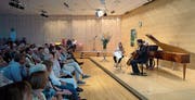 Esther Hoppe spielt Geige, Ronald Brautigam sitzt am Hammerflügel, und Christian Poltéra entlockt dem Cello die Klänge. (Bild: Maria Schmid (Zug, 23. Juli 2017))