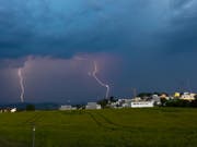 Blitze entladen sich über dem Napfgebiet. (Bild: Leserbild Hubert Zurbuchen (St. Erhard, 29. Mai 2017))